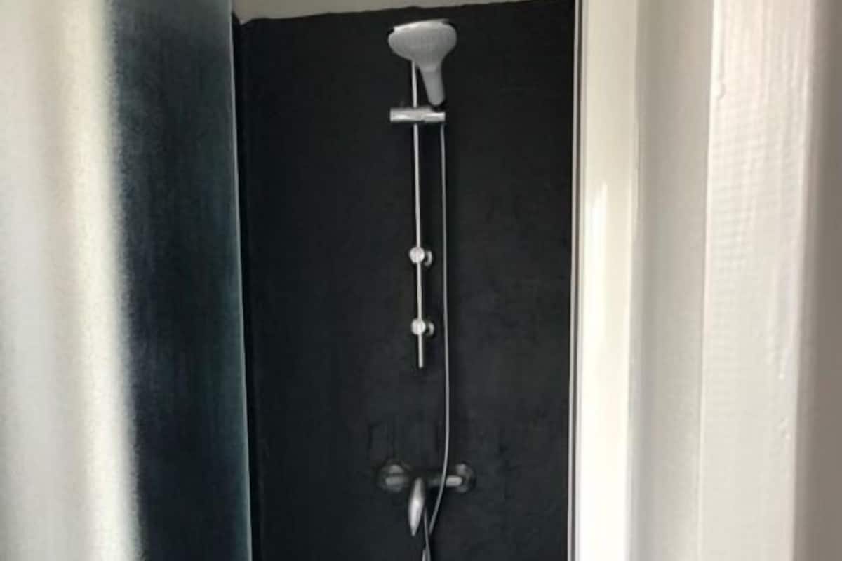 Regadera, amenidades de baño gratuitas, toallas