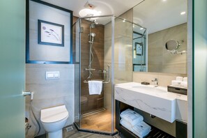 Bruser, brusehoved med hydromassage, designertoiletartikler, hårtørrer