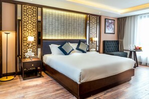 Memory-foam beds, minibar, in-room safe, desk - Conifer Grand Hotel (Hanoi)