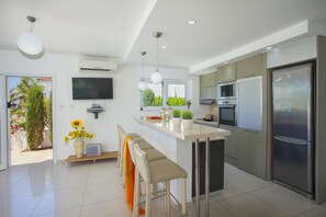 Refrigerador, microondas, horno y lavavajillas