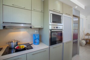 Kühlschrank, Mikrowelle, Ofen, Geschirrspüler