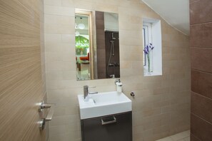 Bathtub, hair dryer, towels