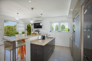 Een koelkast, een microgolfoven, een oven, een vaatwasser