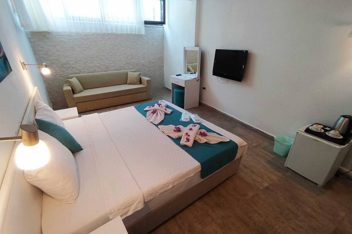 economy semi-basement room without balcony | 1 bedroom, minibar, desk, soundproofing