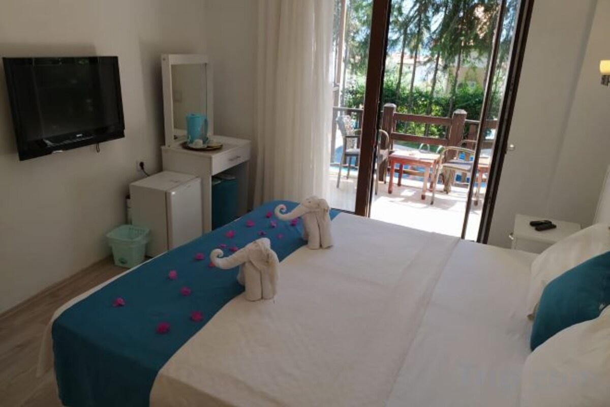 Minibar, desk, soundproofing, cots/infant beds