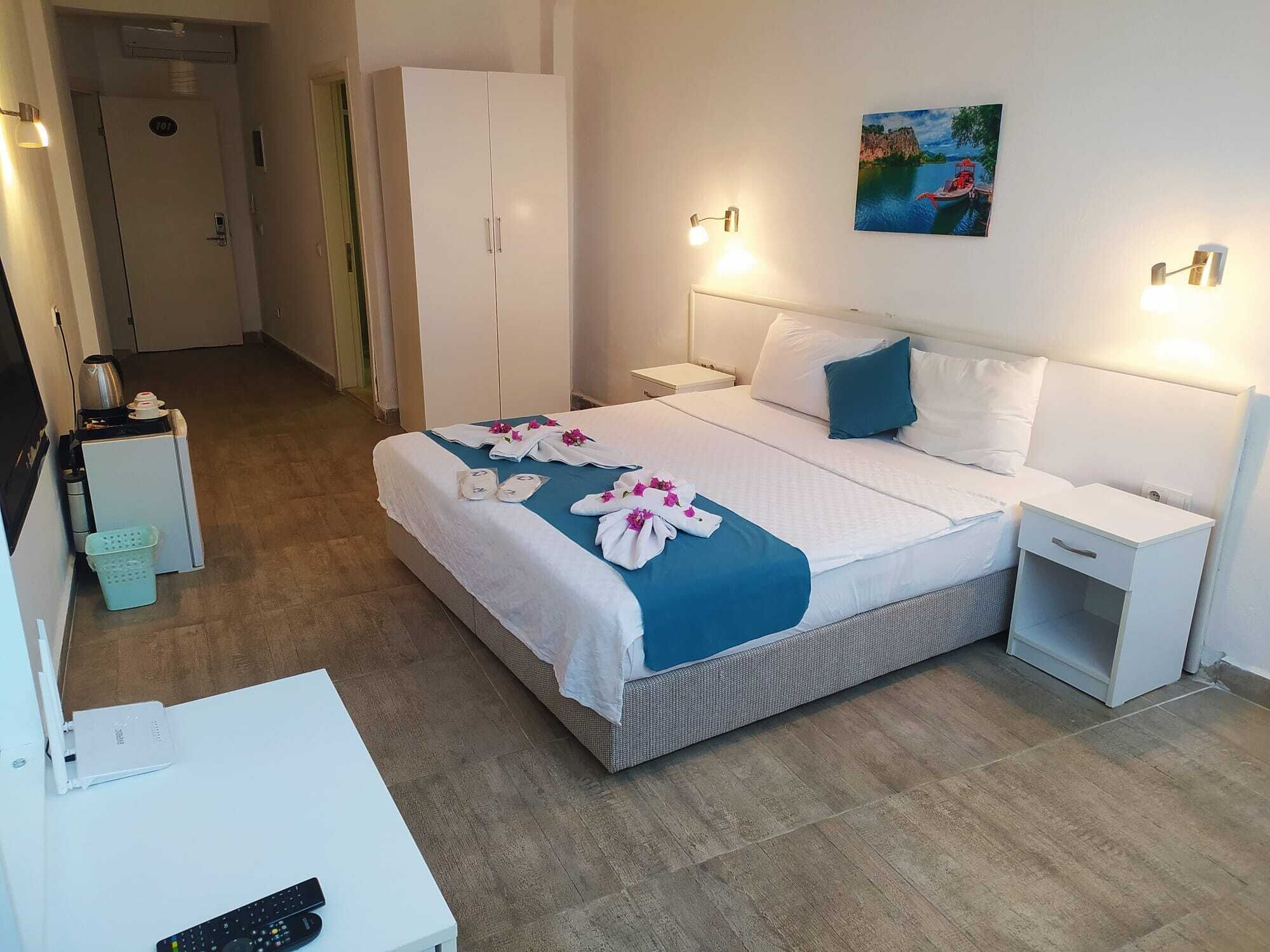 economy semi-basement room without balcony | 1 bedroom, minibar, desk, soundproofing