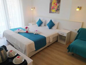 Quarto casal standard, 1 cama de casal ou 2 camas de solteiro, varanda coberta | Frigobar, escrivaninha, quartos à prova de som, berços (sobretaxa)