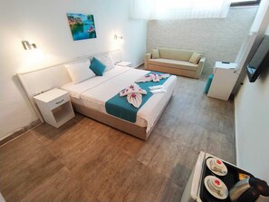 Minibar, escritorio, sistema de insonorización y cunas