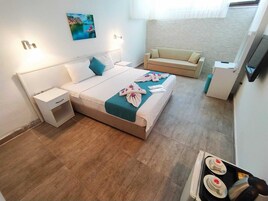 Minibar, escritorio, sistema de insonorización y cunas 