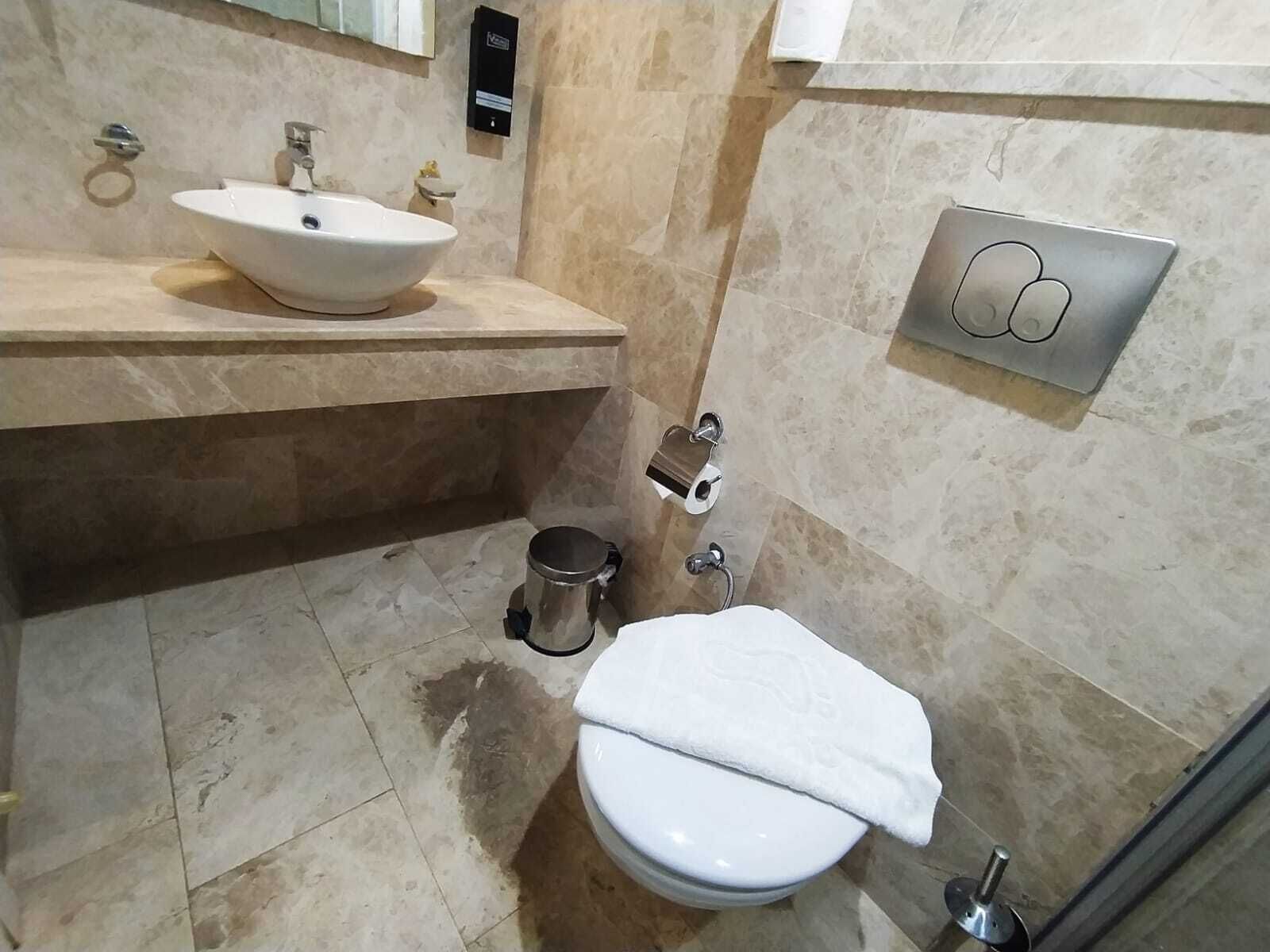 standard double room, 1 double or 2 single beds, lanai | bathroom | shower, free toiletries, hair dryer, slippers