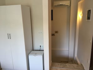 Standard Double Room, 1 Double or 2 Twin Beds, Lanai | 1 bedroom, minibar, desk, soundproofing
