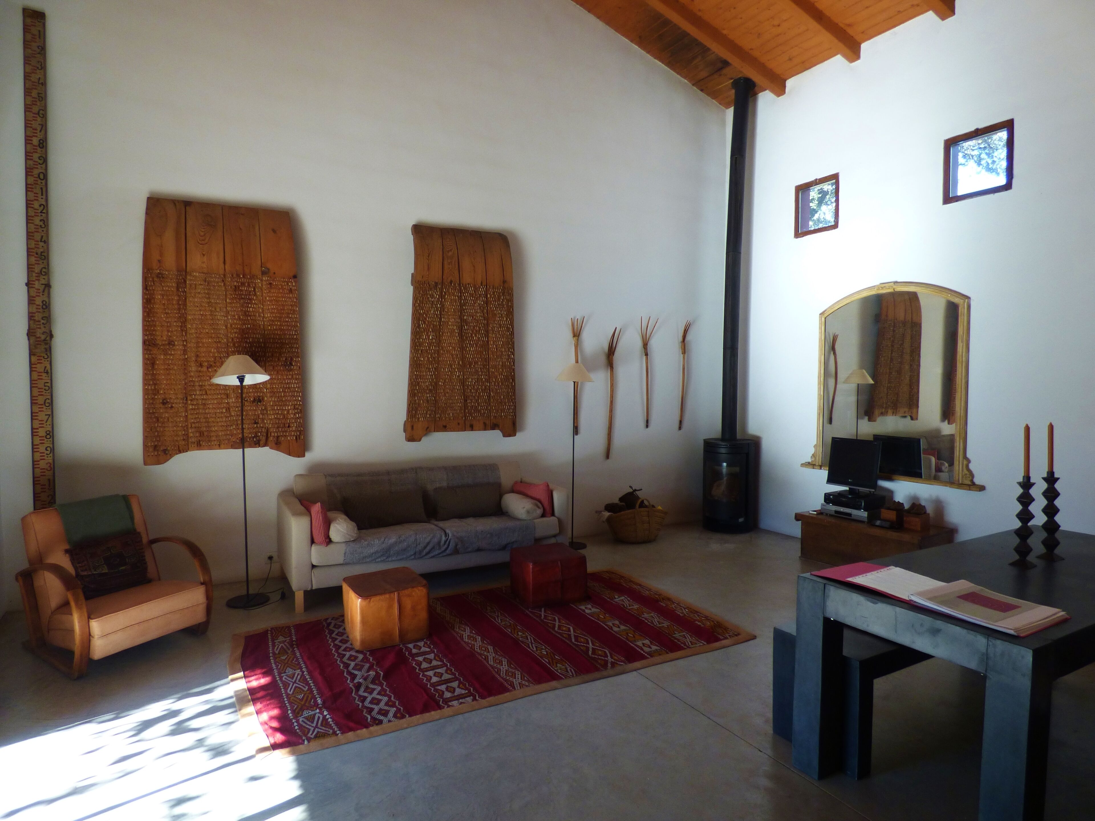 Smart TV, fireplace, DVD player, books