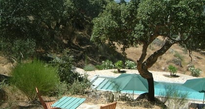 Granero de vacaciones realmente especial en un hermoso paisaje de sierra con una gran piscina
