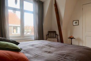 1 dormitorio, caja fuerte, tabla de planchar con plancha y cuna de viaje