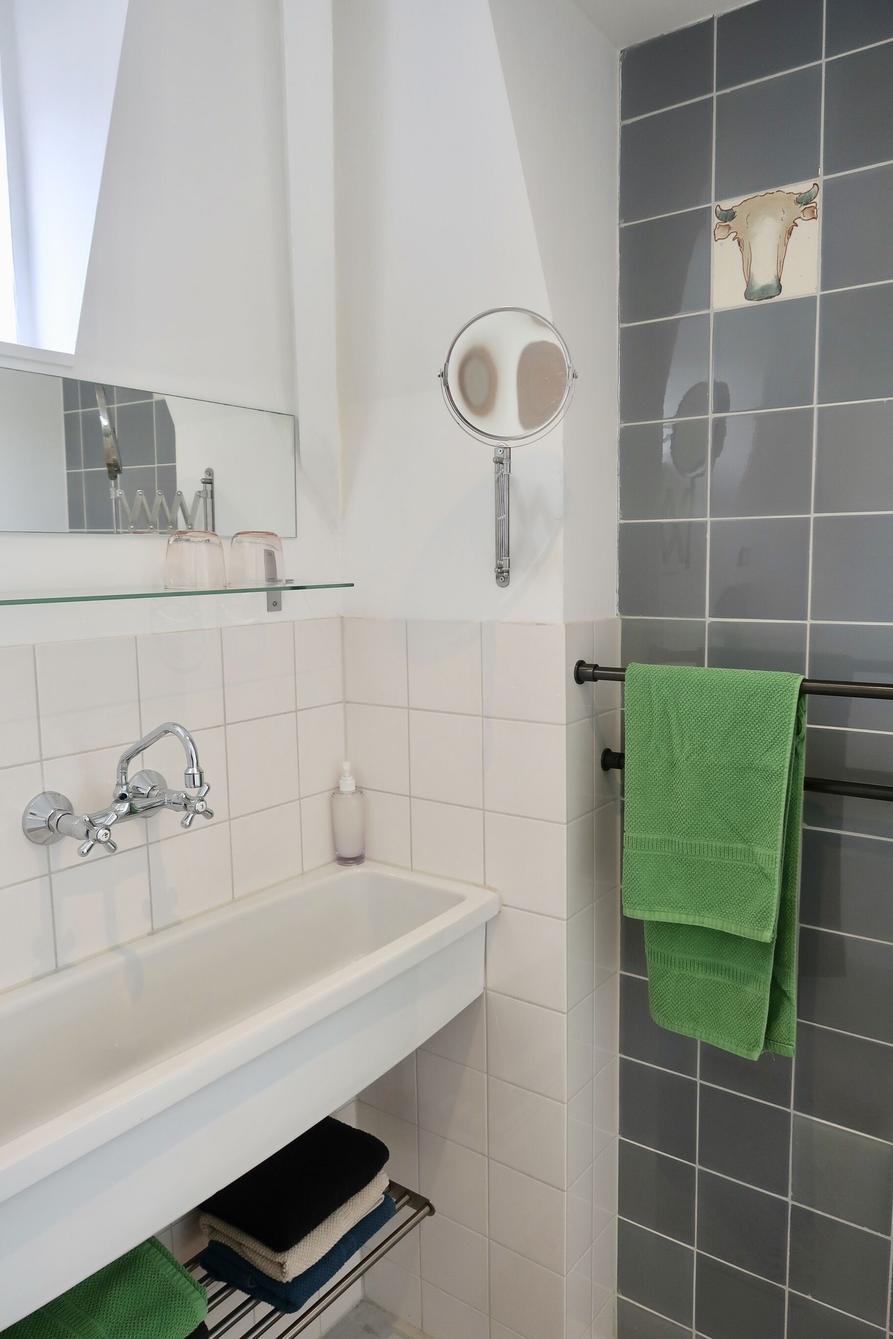Een bad/douchecombinatie, een haardroger, handdoeken, zeep