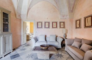 Smart TV, fireplace, books, offices