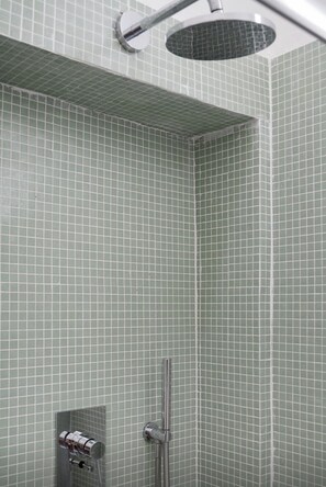 Combined shower/tub, jetted tub, hair dryer, bidet - Discover "Locanda Fiori di Zagara", an 18th-century historical residence in Diso (Diso)