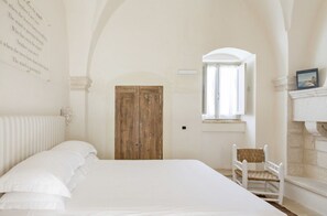 7 chambres, bureau, fer et planche à repasser, lit parapluie