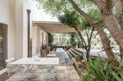 Discover "Locanda Fiori di Zagara", an 18th-century historical residence in Diso