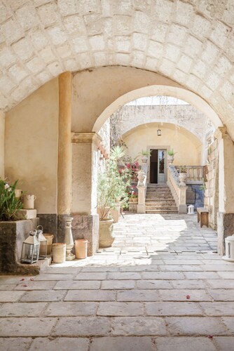 Villa 7BR unique, avec piscine en pierre, immense jardin dans le foyer du Salento