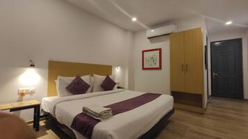 Superior Room, 1 Bedroom, Refrigerator & Microwave | Premium bedding, individually decorated, desk, laptop workspace