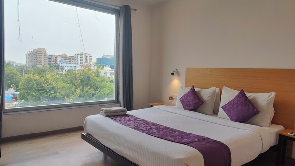 Superior Room, 1 Bedroom, Refrigerator & Microwave | Premium bedding, individually decorated, desk, laptop workspace