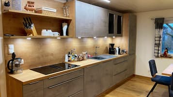 Kühlschrank, Mikrowelle, Ofen, Geschirrspüler