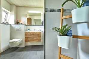 Unclassified image, 3 of 25, button