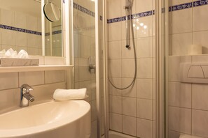 Dusj, hårføner, håndklær og toalettpapir