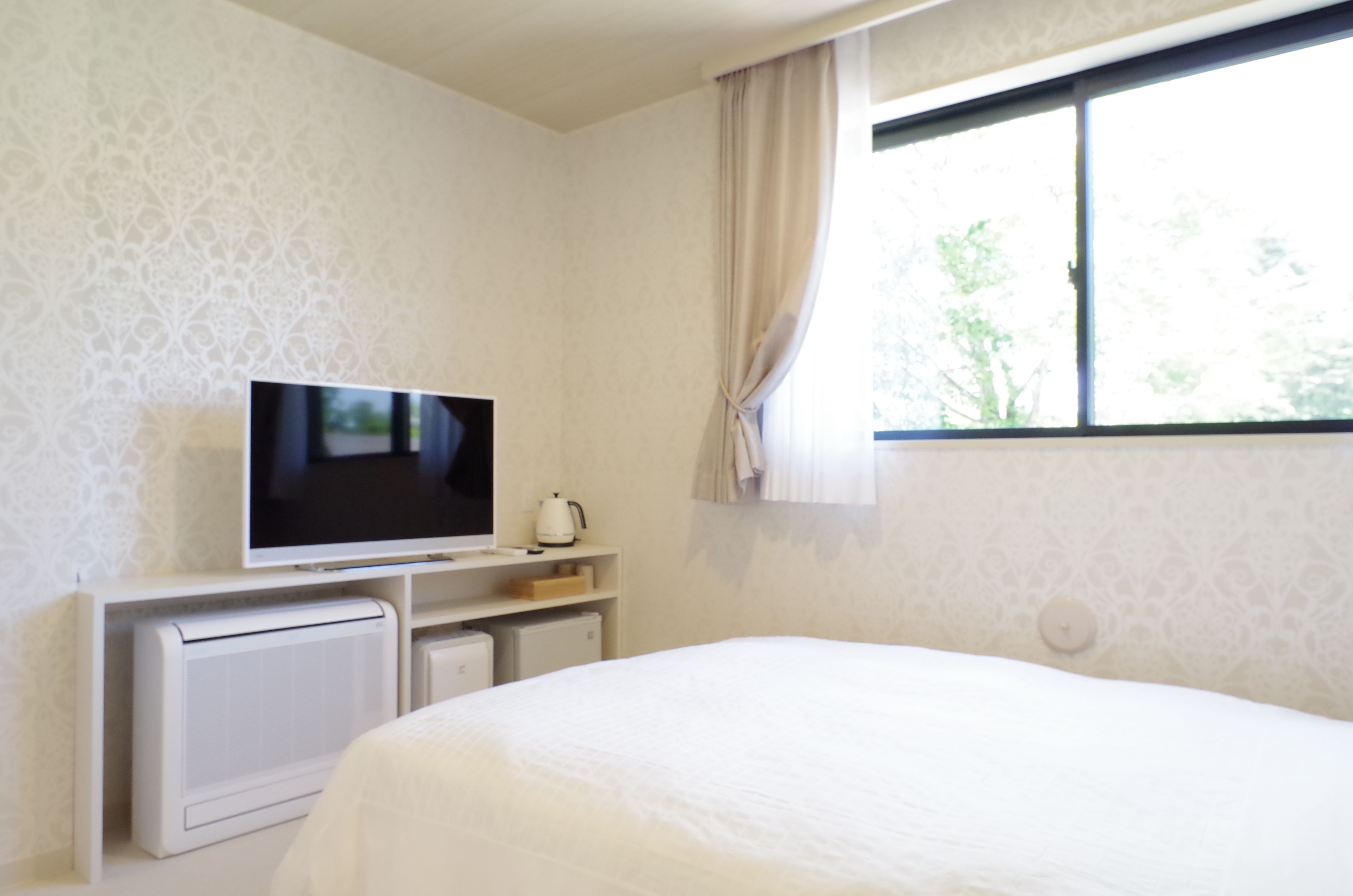 free wifi, bed sheets