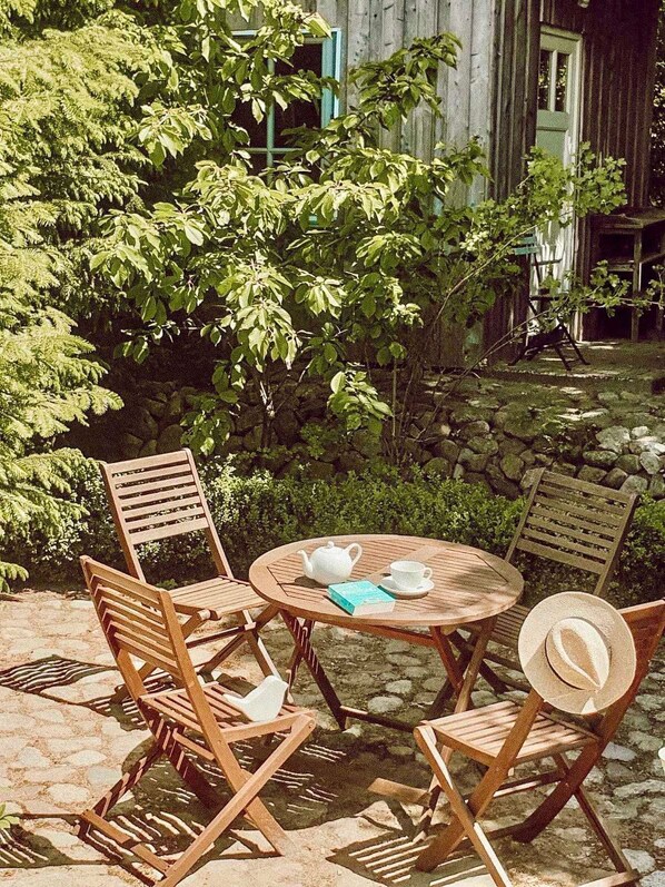 Unclassified image, 1 of 27, button