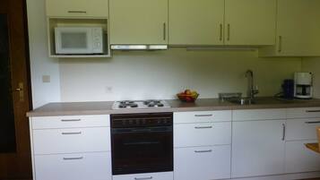 Réfrigérateur, micro-ondes, four