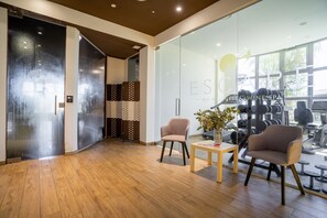 Sales de tractament per a parelles, sauna i banyera d'hidromassatge