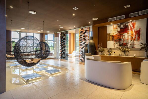 Couples treatment room(s), sauna, hot tub, steam room