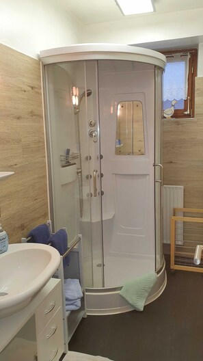 Dusche, Haartrockner, Handtücher