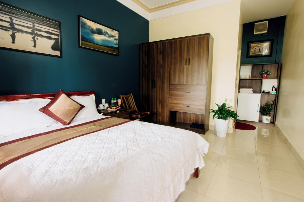 Escritorio, insonorización, wifi gratis y ropa de cama
