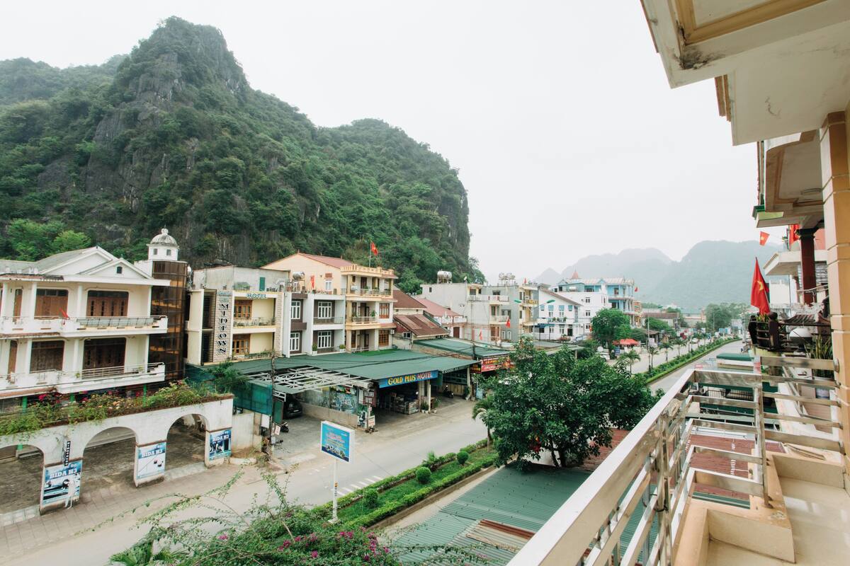 Desk, soundproofing, free WiFi, bed sheets