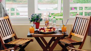 Desk, soundproofing, free WiFi, bed sheets