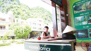 Un guichet où l’on peut réserver des places et qui affiche une pancarte indiquant qu’il fournit des renseignements sur les visites guidées.