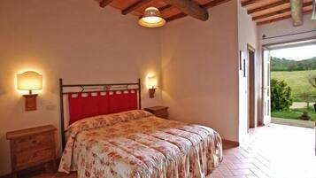 Doppelzimmer | Zimmersafe, BĂŒgeleisen/BĂŒgelbrett, Zustellbetten, BettwĂ€sche