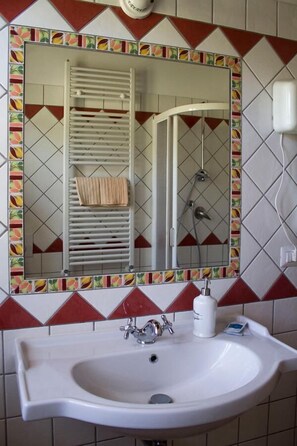 Lägenhet - 1 sovrum | Badrum | Dusch, hårtork, bidé och handdukar