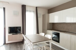 Apartemen, 1 kamar tidur, pemandangan danau | Dapur pribadi | Lemari es, microwave, oven, dan kompor