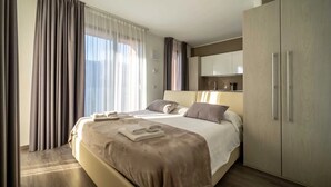 Una habitación de hotel con cama, armario y baño.