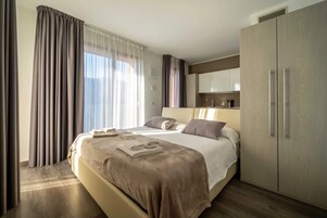 Una habitación de hotel con cama, armario y baño.