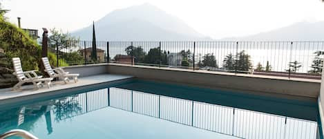 Piscina all'aperto, lettini