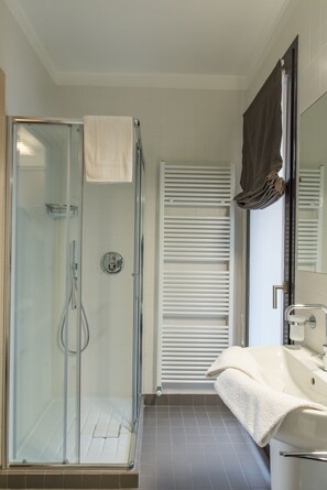 Shower, free toiletries, hair dryer, bidet