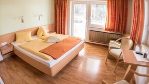 1 bedroom, desk, WiFi, bed sheets