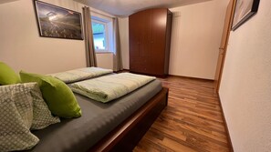 2 bedrooms, travel cot, WiFi, bed sheets