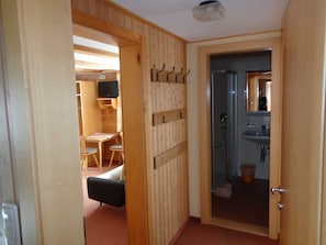 kleiner Gang Bad und Schlafzimmer