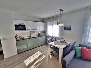 Kylskåp, mikrovågsugn, diskmaskin och kaffe- och tebryggare